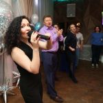 Ведущая поющая саксофон на праздник свадьбу юбилей